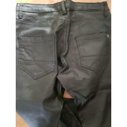 Broek met leerachtig glans mt 36/38 zgan