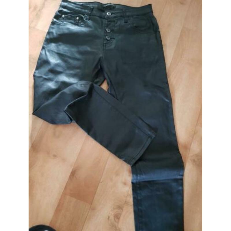 Broek met leerachtig glans mt 36/38 zgan