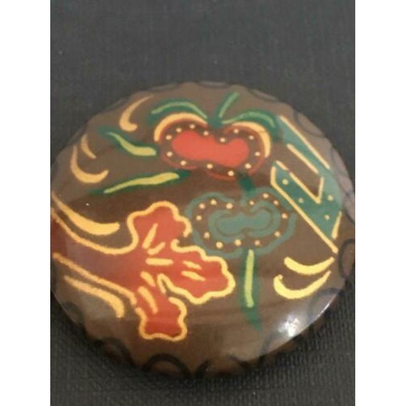 Metalen/celluloid gesp, houten knoop en broche