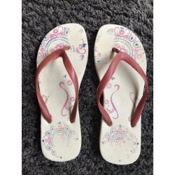 Slippers mooie kleur bordeaux maat 36 ZGAN