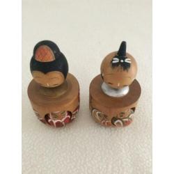 ?2 Speciale Daruma geluks kokeshi jongen en meisje