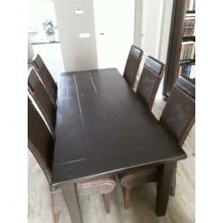 grote stevige eettafel met 6 stoelen