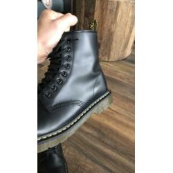 Dr Martens black smooth leer