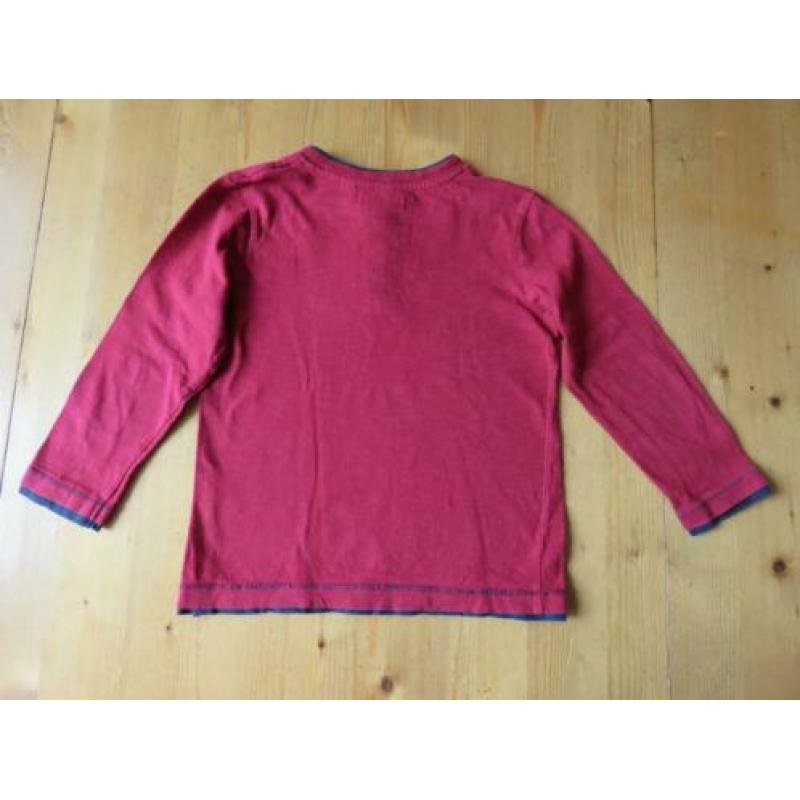 Bordeauxrood met blauw truitje/shirt maat 98