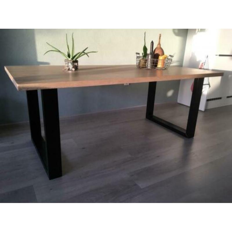 Eetkamertafel industrieel eikenhout (€850 /1jr) nieuwstaat