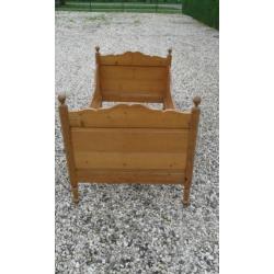 221, antiek grenen bed 90 x 180 te koop