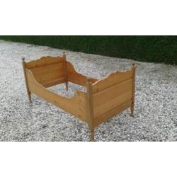 221, antiek grenen bed 90 x 180 te koop