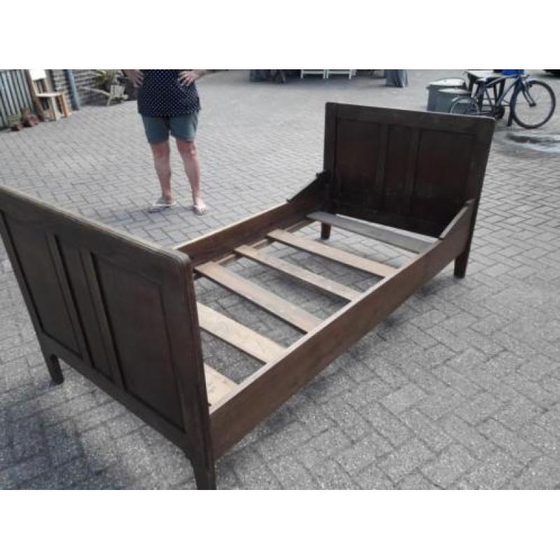 Brokant antiek eiken bed