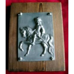 TIN PLAQUETTE * RIDDER TE PAARD * Op Hout *