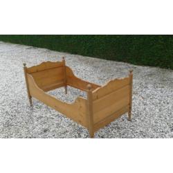 221, antiek grenen bed 90 x 180 te koop