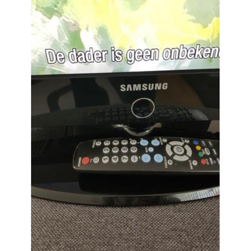 Samsung lcd tv diognaal is 66cm met HDMI