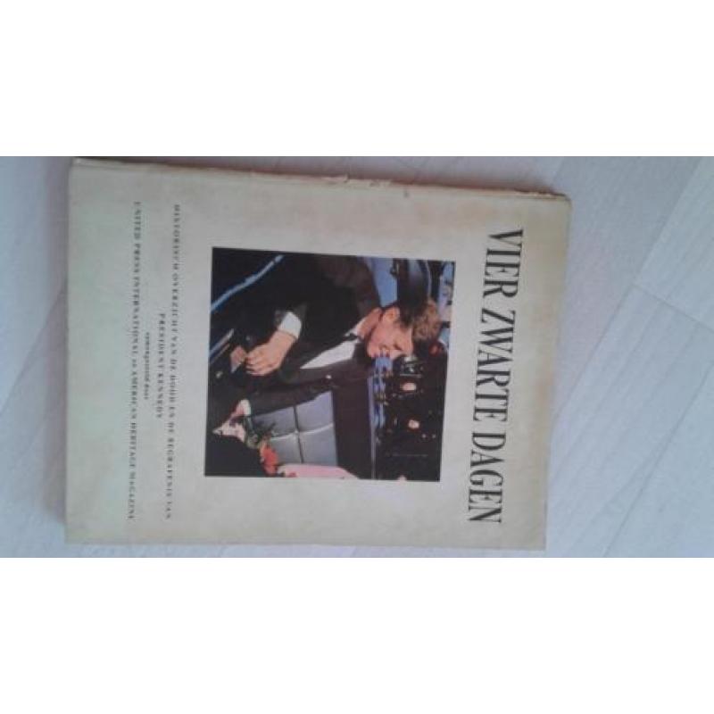 Vintage boek vier zwarte dagen ( de dood van kennedy)