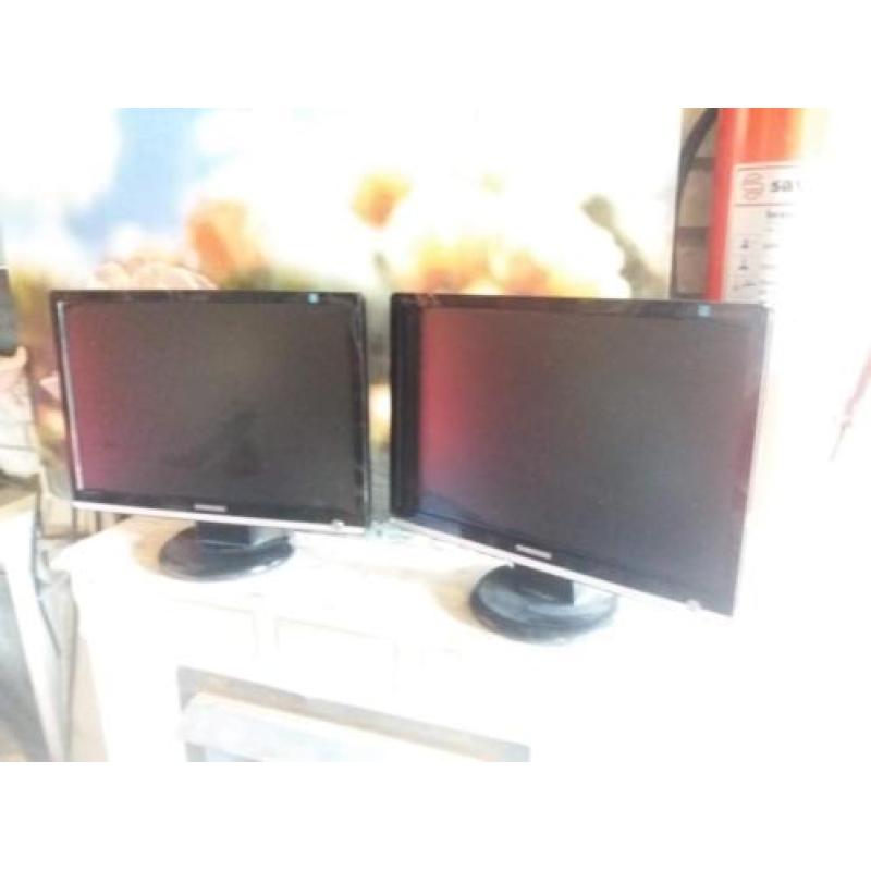 3 samsung Syncmaster 226BW monitoren