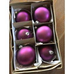 Kerstballen en piek paars