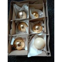 Diverse kerstballen in goud en bruin kleur