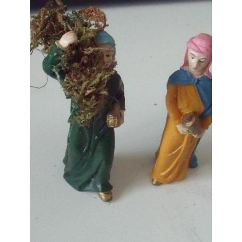 Voor bij de kerststal 2 kerstfiguren vrouwen uit Bethlehem