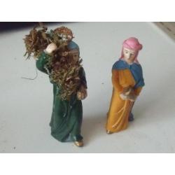 Voor bij de kerststal 2 kerstfiguren vrouwen uit Bethlehem