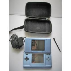 DS~Nintendo DS 2004~+ Adaptor + Hoesje~Spelcomputer~Blauw